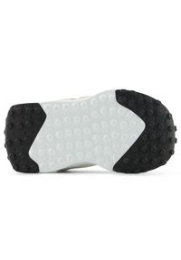 Buty niemowlęce New Balance I3271KA – beżowe. Okazja: na co dzień. Zapięcie: rzepy. Kolor: beżowy. Materiał: syntetyk, materiał, zamsz. Szerokość cholewki: normalna. Wzór: kolorowy #2