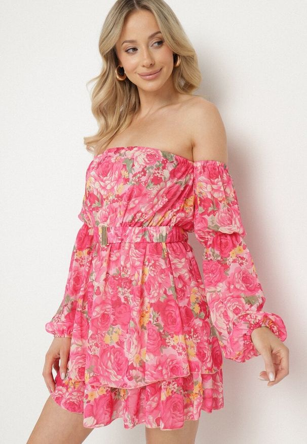 Born2be - Fuksjowa Wiskozowa Sukienka Hiszpanka z Falbanami i Paskiem w Kwiaty Virmoi. Okazja: na co dzień, na spacer. Typ kołnierza: dekolt hiszpanka. Kolor: różowy. Materiał: wiskoza. Wzór: kwiaty. Typ sukienki: proste. Styl: casual