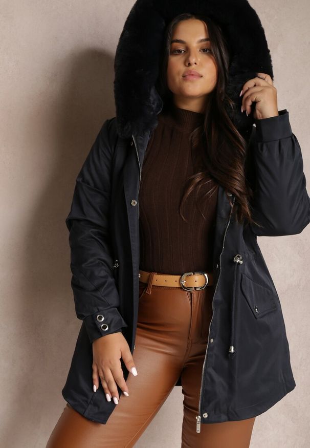 Renee - Granatowa Kurtka Parka Nylonowa Mivo. Okazja: na co dzień. Kolekcja: plus size. Kolor: niebieski. Materiał: nylon. Sezon: zima. Styl: klasyczny, elegancki, wizytowy, casual