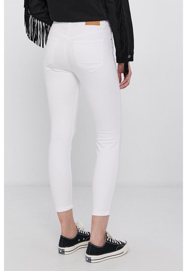 JDY - Jacqueline de Yong Spodnie damskie kolor biały dopasowane medium waist. Kolor: biały. Materiał: bawełna