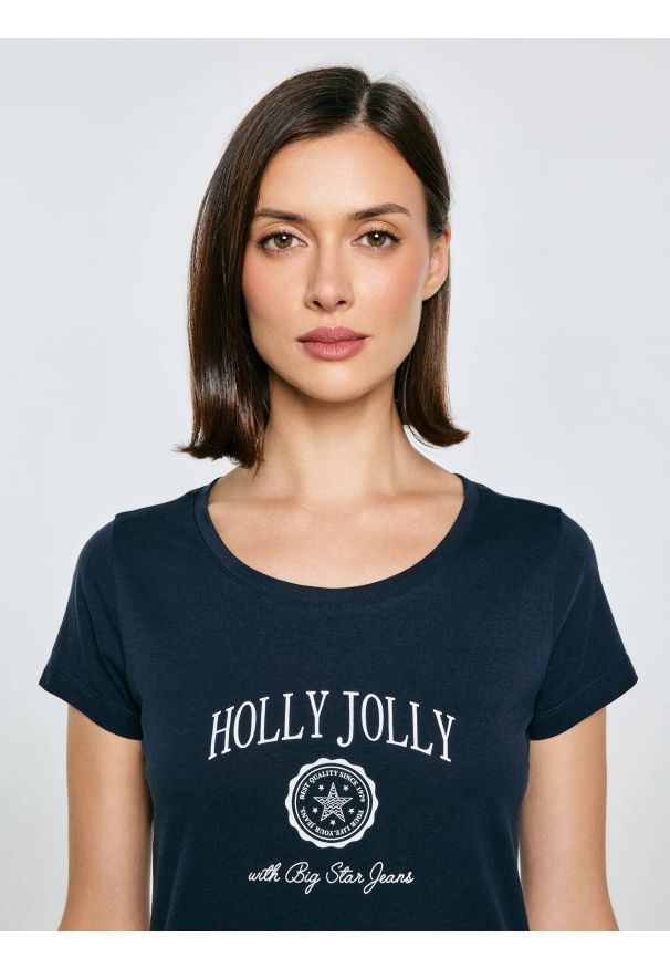 Big-Star - Koszulka damska z nadrukiem granatowa Serra 403. Okazja: na co dzień. Kolor: niebieski. Materiał: dzianina, bawełna, jeans. Długość rękawa: krótki rękaw. Długość: krótkie. Wzór: nadruk. Sezon: zima. Styl: wizytowy, casual, klasyczny, retro