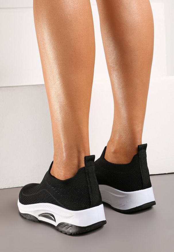 Renee - Czarne Casualowe Buty Sportowe na Grubszej Podeszwie Ozdobione Perforacją Fiovena. Okazja: na co dzień. Kolor: czarny. Materiał: jeans. Wzór: aplikacja