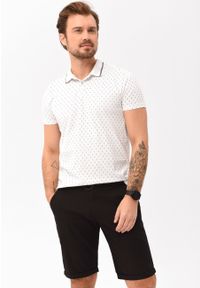 Volcano - Polówka z wzorem O-CARO. Typ kołnierza: polo. Kolekcja: plus size. Kolor: biały. Materiał: prążkowany, skóra, bawełna, materiał. Długość rękawa: krótki rękaw. Długość: krótkie. Wzór: kolorowy. Styl: klasyczny #1