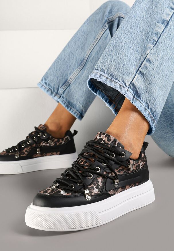 Renee - Czarno-Białe Sneakersy ze Wzorem w Panterkę Doridi. Okazja: na co dzień. Kolor: czarny. Materiał: jeans, skóra. Wzór: motyw zwierzęcy