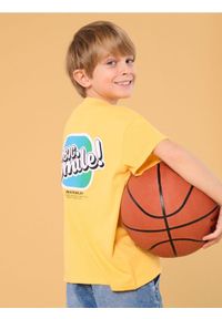 Sinsay - Koszulka z nadrukiem na plecach - żółty. Kolor: żółty. Wzór: nadruk #1