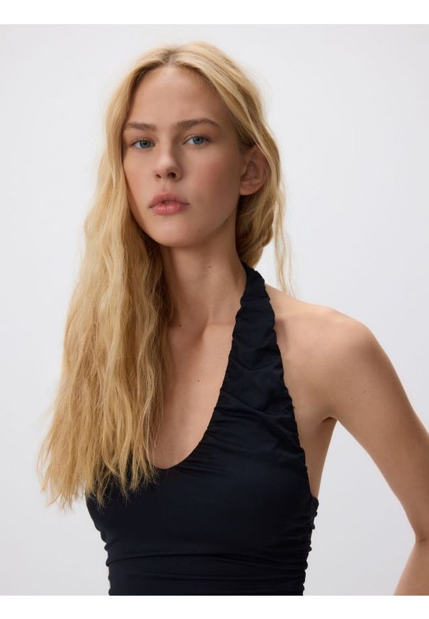 Reserved - Top z marszczeniami - czarny. Kolor: czarny. Materiał: dzianina