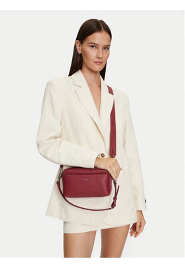 Calvin Klein Torebka Ck Must Convertible Camera Bag K60K612280 Bordowy. Kolor: czerwony. Materiał: skórzane