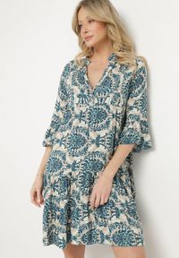 Born2be - Granatowo-Beżowa Rozkloszowana Sukienka z Bawełny z Falbanami w Ornamentalny Wzór Lanoreth. Okazja: na spacer, na co dzień. Typ kołnierza: dekolt w serek. Kolor: niebieski. Materiał: bawełna. Typ sukienki: rozkloszowane, proste. Styl: casual, klasyczny #1