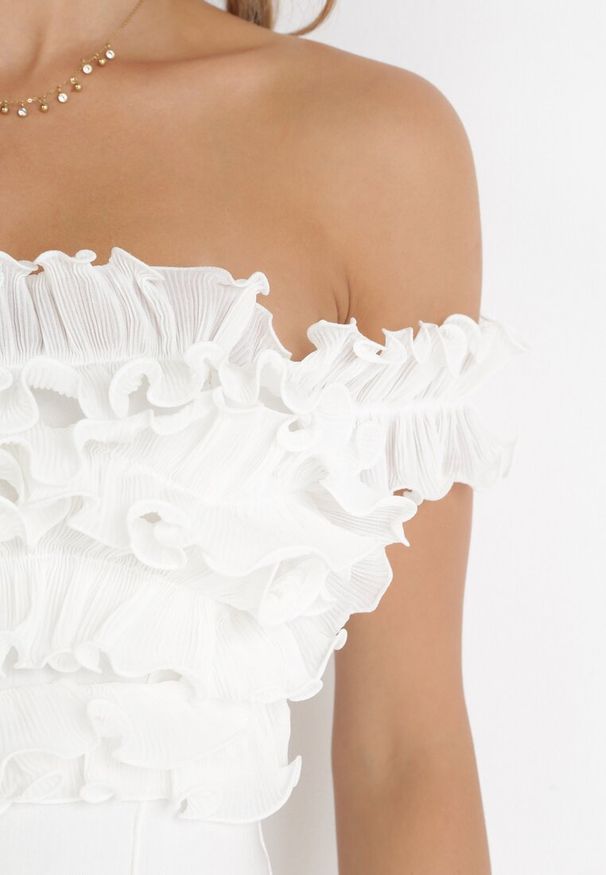 Born2be - Biała Dopasowana Sukienka Mini z Falbanką Udirda. Kolor: biały. Długość rękawa: na ramiączkach. Długość: mini