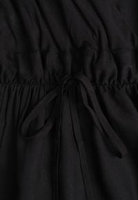 Born2be - Czarna Sukienka z Wiskozy Amanita. Okazja: na co dzień. Kolor: czarny. Wzór: jednolity, kolorowy. Typ sukienki: kopertowe. Materiał: wiskoza. Długość rękawa: na ramiączkach. Sezon: lato. Styl: casual. Długość: maxi #4