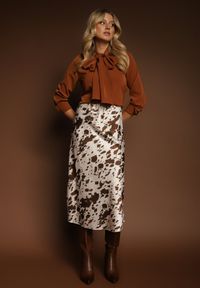 Renee - Brązowa Bluzka Vices Ozdobiona Kokardą Overile. Okazja: na co dzień. Typ kołnierza: kokarda. Kolor: brązowy. Materiał: jeans. Wzór: aplikacja. Styl: klasyczny, casual, elegancki #3