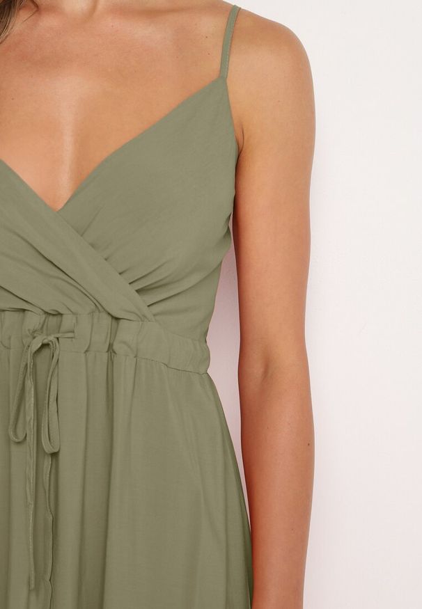 Born2be - Ciemnozielona Bawełniana Sukienka na Cienkich Regulowanych Ramiączkach z Kopertowym Dekoltem Pennea. Okazja: na co dzień. Typ kołnierza: dekolt kopertowy. Kolor: zielony. Materiał: bawełna. Długość rękawa: na ramiączkach. Typ sukienki: kopertowe. Styl: elegancki, casual, sportowy