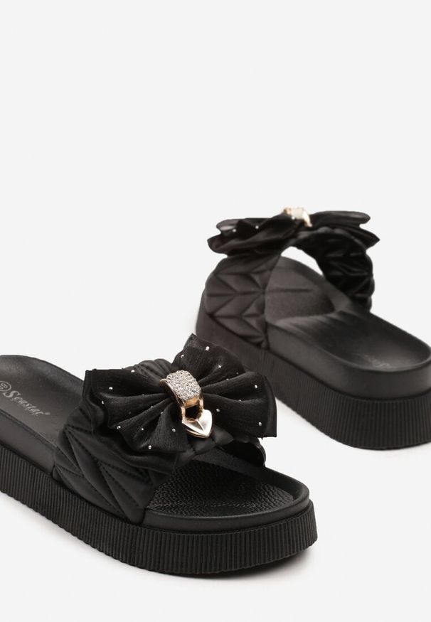 Born2be - Czarne Klapki na Grubej Podeszwie z Ozdobną Kokardą Kinnela. Kolor: czarny. Styl: glamour, elegancki