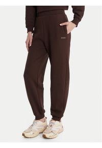 Guess Spodnie dresowe V6RB15 K9V31 Brązowy Regular Fit. Kolor: brązowy. Materiał: bawełna #1