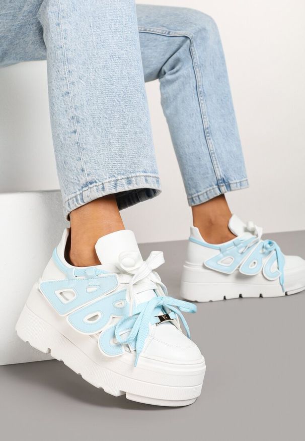 Renee - Biało-Niebieskie Sneakersy Vices na Płaskiej Podeszwie z Geometryczną Aplikacją Nelenith. Okazja: na co dzień. Kolor: biały. Materiał: jeans. Wzór: geometria, aplikacja. Obcas: na płaskiej podeszwie