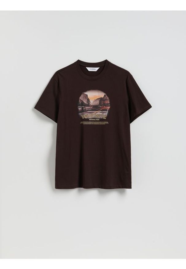 Reserved - T-shirt regular z nadrukiem - ciemnobrązowy. Kolor: brązowy. Materiał: dzianina, bawełna. Wzór: nadruk