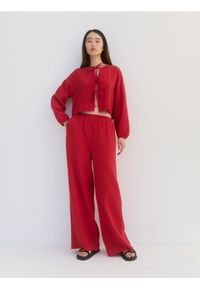 Reserved - Szerokie spodnie z muślinu - czerwony. Kolor: czerwony. Materiał: bawełna