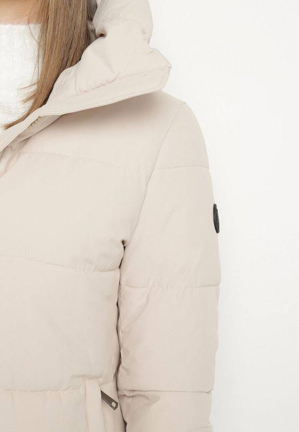 Born2be - Beżowa Zimowa Kurtka za Kolano Płaszcz z Szerokim Pikowaniem i Nieodpinanym Kapturem Hressa. Kolor: beżowy. Długość: długie. Wzór: aplikacja. Sezon: zima