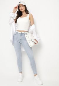 Born2be - Jasnoniebieskie Jeansy z Bawełną i Efektem Push Up o Dopasowanym Kroju Flortebia. Okazja: na co dzień. Kolor: niebieski. Styl: elegancki, casual #2