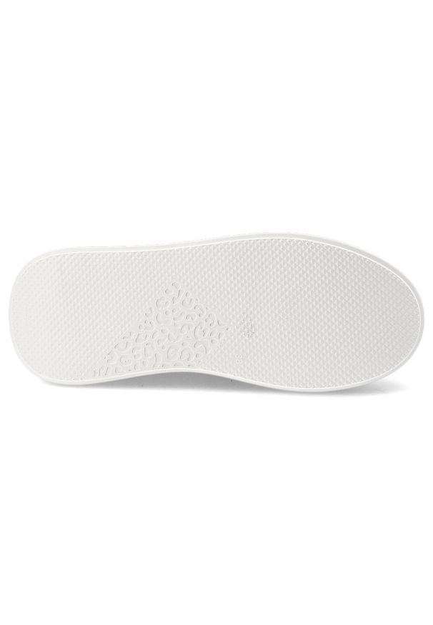 Sneakersy damskie Armodo, cholewka ze skóry naturalnej perforowana konstrukcja zapewniająca przewiewność klasyczne sznurowanie, białe, DS-777. Zapięcie: sznurówki. Kolor: biały. Materiał: skóra. Szerokość cholewki: normalna. Wzór: ażurowy. Styl: klasyczny