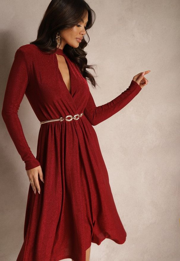 Renee - Bordowa Sukienka Koktajlowa Ozdobiona Metaliczną Nicią Mialorin. Kolor: czerwony. Długość rękawa: długi rękaw. Wzór: aplikacja. Typ sukienki: dopasowane. Styl: wizytowy