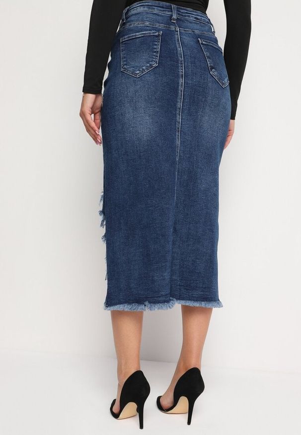 Born2be - Granatowa Jeansowa Spódnica z Rozcięciem i Postrzępioną Krawędzią Lavimena. Kolor: niebieski. Materiał: jeans