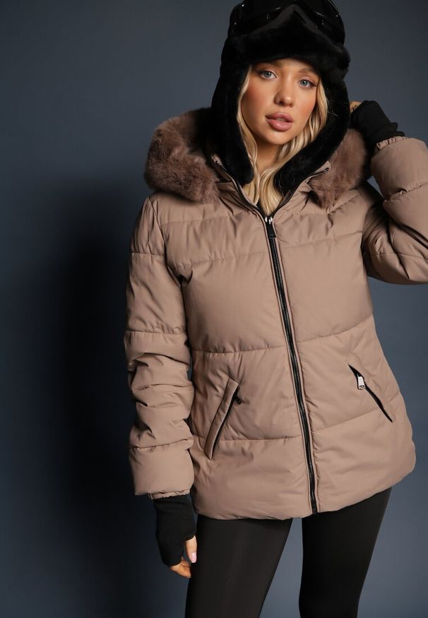 Renee - Ciemnobeżowa Kurtka z Pikowanym Przeszyciem i Odpinanym Kapturem z Futrem i Długimi Mankietami Zinitha. Okazja: na co dzień. Kolor: beżowy. Materiał: futro. Długość: długie. Styl: elegancki, casual