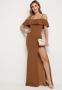 Born2be - Brązowa Sukienka z Odkrytymi Ramionami i Rozcięciem Zdobiona Falbanką Maranitia. Okazja: na imprezę. Kolor: brązowy. Długość rękawa: na ramiączkach. Wzór: aplikacja. Typ sukienki: z odkrytymi ramionami. Styl: elegancki #2