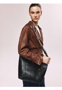 Reserved - Torebka shopper z zawieszką - czarny. Kolor: czarny. Materiał: skórzane #1