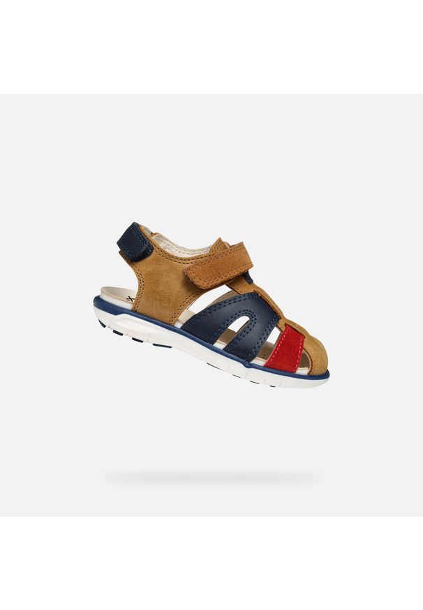 Sandały Geox Model B Sandal Delhi Boy A Kolor Brązowy. Kolor: czerwony, brązowy, wielokolorowy. Materiał: tkanina. Sezon: lato