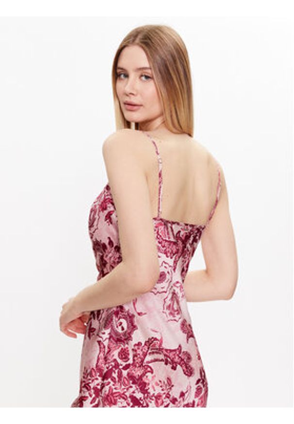 Guess Sukienka codzienna Akilina W3GK85 WD8G2 Różowy Regular Fit. Okazja: na co dzień. Kolor: różowy. Materiał: syntetyk. Typ sukienki: proste. Styl: casual