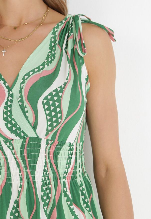 Born2be - Zielona Wzorzysta Sukienka Maxi z Gumkami w Talii i Kopertowym Dekoltem z Wiskozy Cartier. Typ kołnierza: dekolt kopertowy. Kolor: zielony. Materiał: wiskoza. Typ sukienki: kopertowe. Długość: maxi