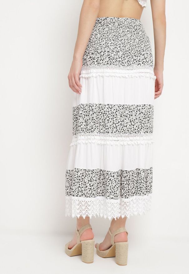 Born2be - Biało-Czarna Spódnica w Drobne Kwiaty o Rozkloszowanym Fasonie Liofara. Okazja: na co dzień. Kolor: biały. Wzór: kwiaty. Sezon: lato. Styl: casual