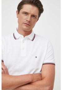TOMMY HILFIGER - Tommy Hilfiger polo męski kolor biały wzorzysty. Okazja: na co dzień. Typ kołnierza: polo. Kolor: biały. Materiał: bawełna, dzianina. Długość: krótkie. Wzór: aplikacja. Styl: casual #4