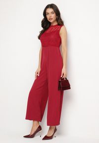 Born2be - Bordowy Kombinezon Bez Rękawów z Szeroką Nogawką i Siateczkowymi Zdobieniami Nalavie. Okazja: na co dzień, na imprezę. Kolor: czerwony. Materiał: skóra. Długość rękawa: bez rękawów. Wzór: aplikacja. Styl: casual, elegancki #2