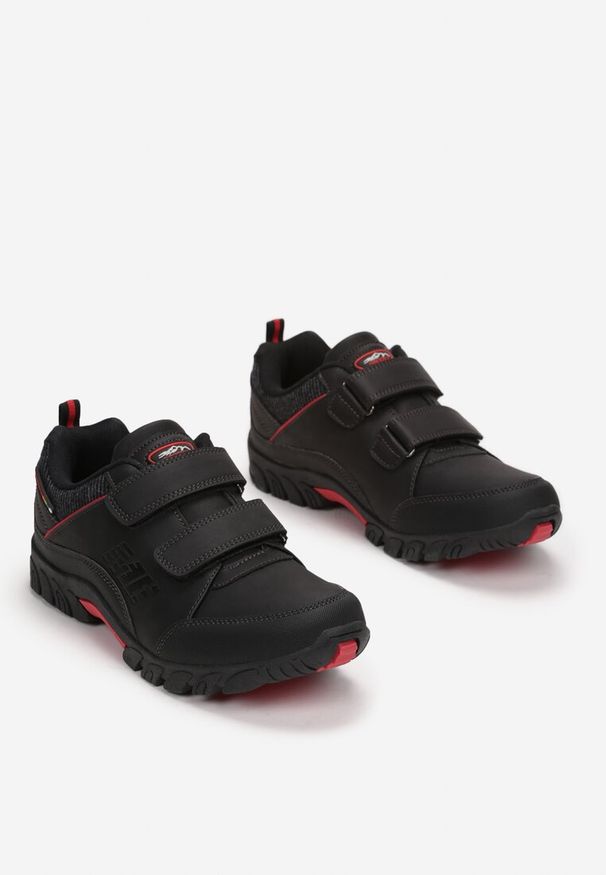 Born2be - Czarno-Czerwone Buty Sportowe Cinnamonvine. Okazja: na co dzień. Zapięcie: rzepy. Kolor: czarny. Materiał: materiał, nubuk, syntetyk. Szerokość cholewki: normalna. Wzór: aplikacja