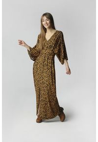 Madnezz - Sukienka Ula - tygrysi print. Materiał: wiskoza. Wzór: nadruk. Długość: maxi