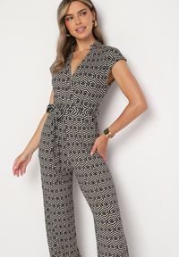 Born2be - Czarno-Biały Kombinezon z Wiskozą Wiązany w Pasie Sosofia. Okazja: na spacer, na co dzień. Kolor: czarny. Materiał: wiskoza. Styl: casual, elegancki #6