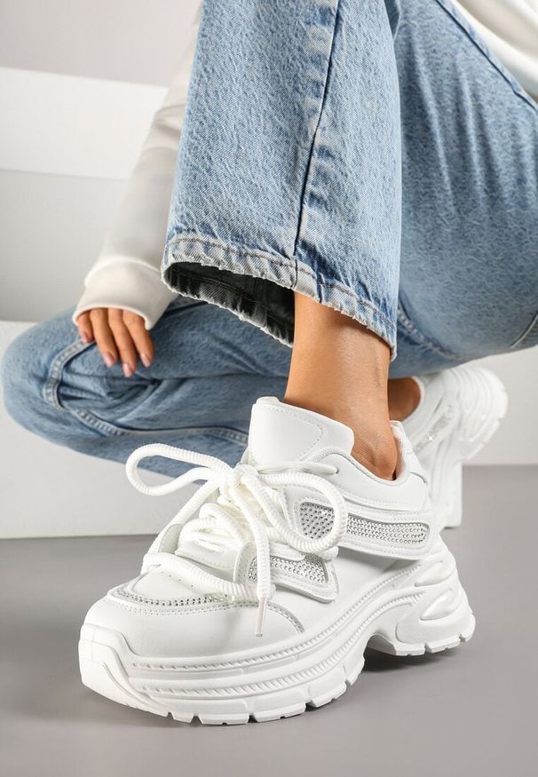 Renee - Białe Sneakersy na Platformie z Grubymi Sznurówkami Kilanne. Okazja: na co dzień. Kolor: biały. Materiał: jeans, skóra. Obcas: na platformie