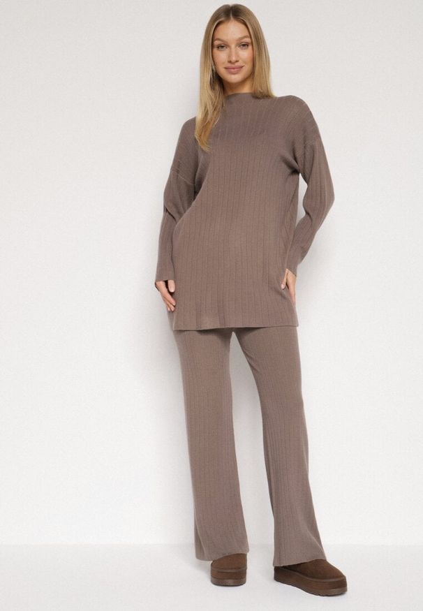 Born2be - Ciemnobeżowy Prążkowany Komplet Dzianinowy z Bawełną Sweter z Półgolfem i Spodnie Elweda. Kolor: beżowy. Materiał: prążkowany, dzianina, bawełna