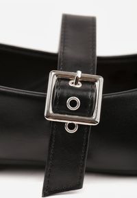 Renee - Czarne Balerinki na Płaskiej Podeszwie Mary Jane Ozdobione Paskiem ze Sprzączką Fareloma. Okazja: na spacer, do pracy. Zapięcie: pasek. Kolor: czarny. Wzór: aplikacja. Sezon: wiosna. Obcas: na płaskiej podeszwie. Styl: elegancki, klasyczny #6