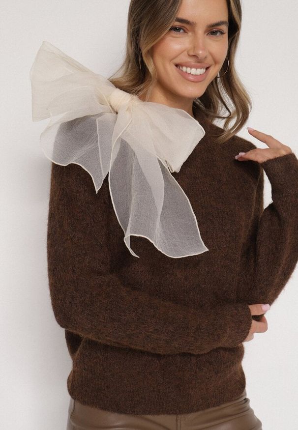 Born2be - Brązowy Sweter z Domieszką Wełny z Ozdobnym Wiązaniem Tuselana. Okazja: na co dzień. Kolor: brązowy. Materiał: wełna. Wzór: aplikacja. Styl: casual, klasyczny, elegancki