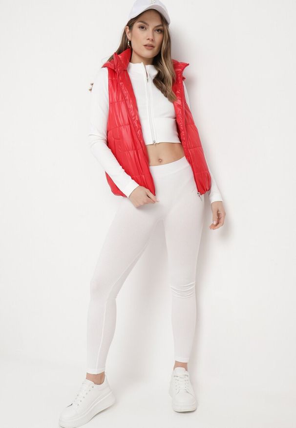 Born2be - Czerwona Kamizelka z Odpinanym Kapturem i Kieszeniami Pikowana Aggevia. Kolor: czerwony