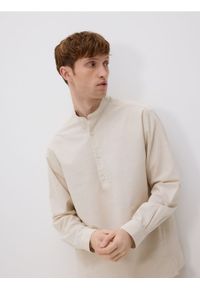 Reserved - Koszula regular ze stójką - beżowy. Typ kołnierza: kołnierzyk stójkowy. Kolor: beżowy. Materiał: tkanina, bawełna #1