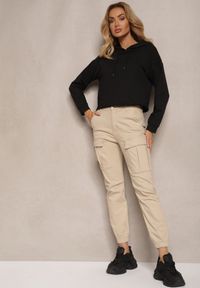Renee - Beżowe Jeansy z Bawełny o Kroju Joggerów z Ozdobnymi Kieszeniami i Gumką w Pasie Unicella. Okazja: na co dzień. Kolor: beżowy. Styl: casual #5