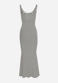 Born2be - Czarno-Biała Sukienka o Taliowanym Kroju z Wiskozą Zidia. Okazja: na co dzień. Kolor: czarny. Materiał: wiskoza. Styl: elegancki, casual #4