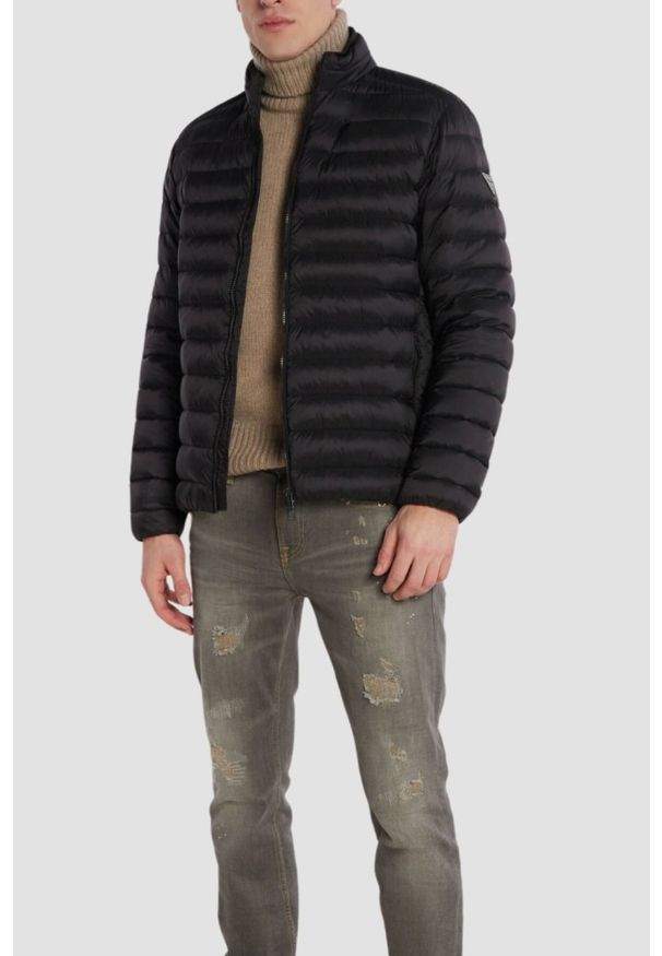 Guess - GUESS Czarna kurtka męska Light Packable Realdown JKT. Kolor: czarny. Materiał: poliamid, puch. Styl: elegancki