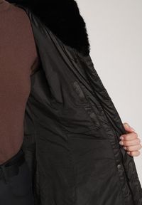 Born2be - Czarna Długa Kurtka Ozdobiona Pikowaniem z Nieodpinanym Kapturem i Paskiem Lidaveia. Okazja: na co dzień. Kolor: czarny. Materiał: jeans. Długość: długie. Wzór: aplikacja. Styl: klasyczny, casual, elegancki #2