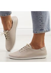 DiA - Beżowe skórzane półbuty damskie Dia 645. Okazja: na co dzień. Nosek buta: okrągły. Kolor: beżowy. Materiał: skóra. Szerokość cholewki: normalna. Sezon: wiosna, lato. Styl: casual, elegancki, klasyczny #1