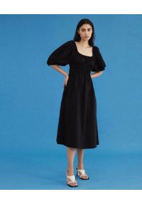 ACLER AUSTRALIA - Czarna sukienka midi Landon. Kolor: czarny. Materiał: bawełna. Typ sukienki: dopasowane, rozkloszowane. Długość: midi